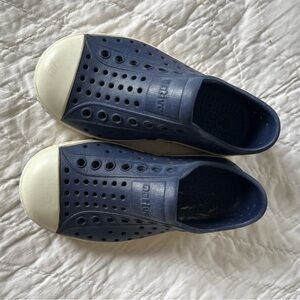 Native Kids Water Shoes in Dark Blue and Cream